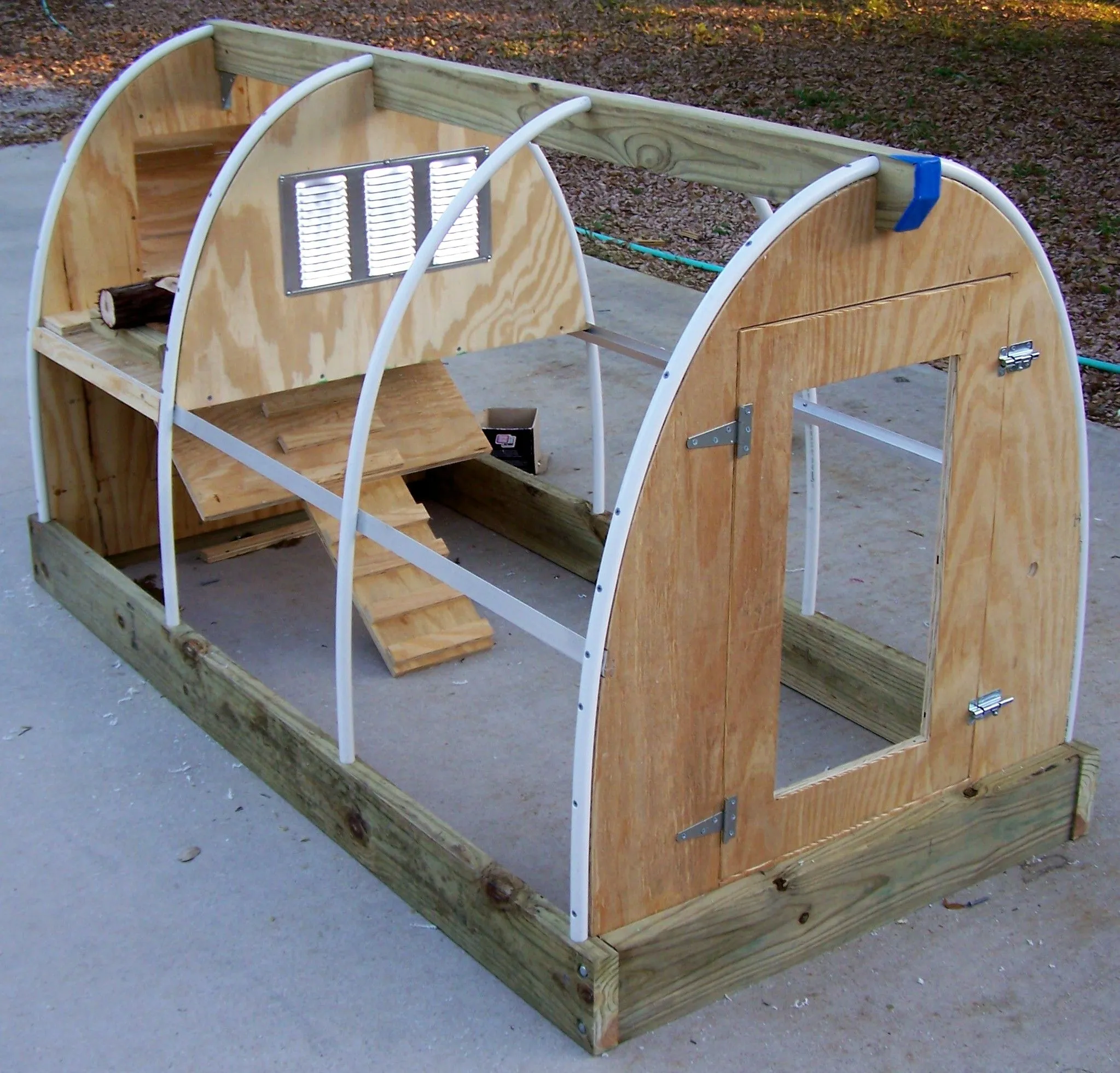 54193 chicken coop interior