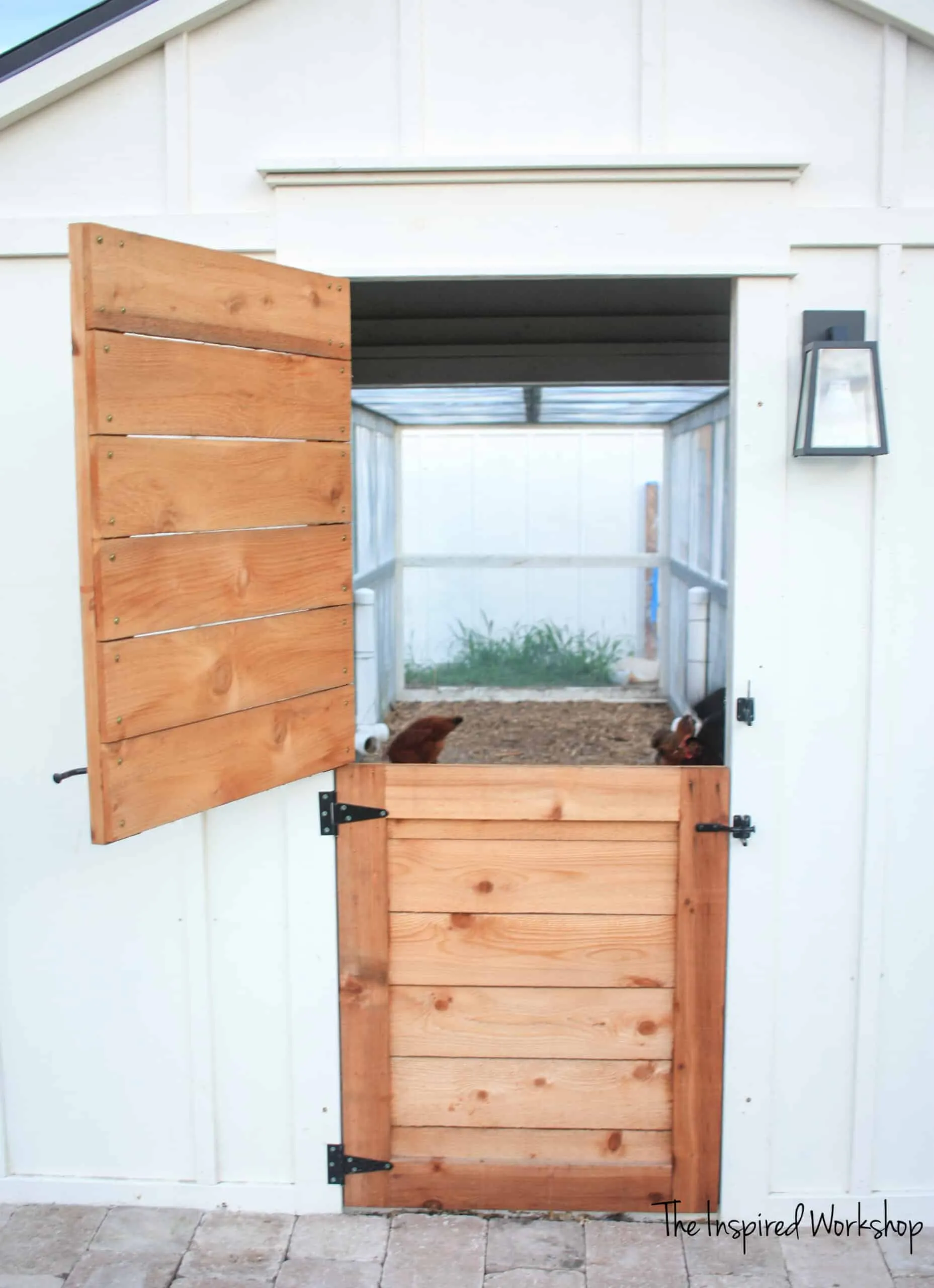 /img/54260-chicken-coop-door-weatherproof.webp