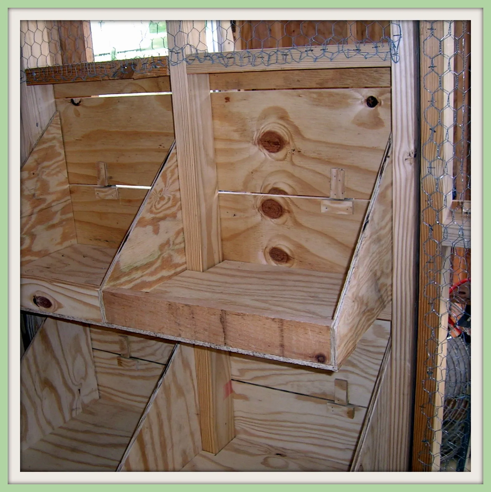 54335 wood nesting box
