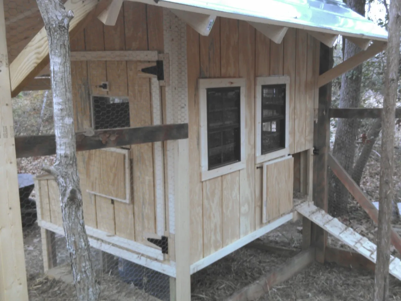 /img/54391-chicken-coop-window-climate.webp