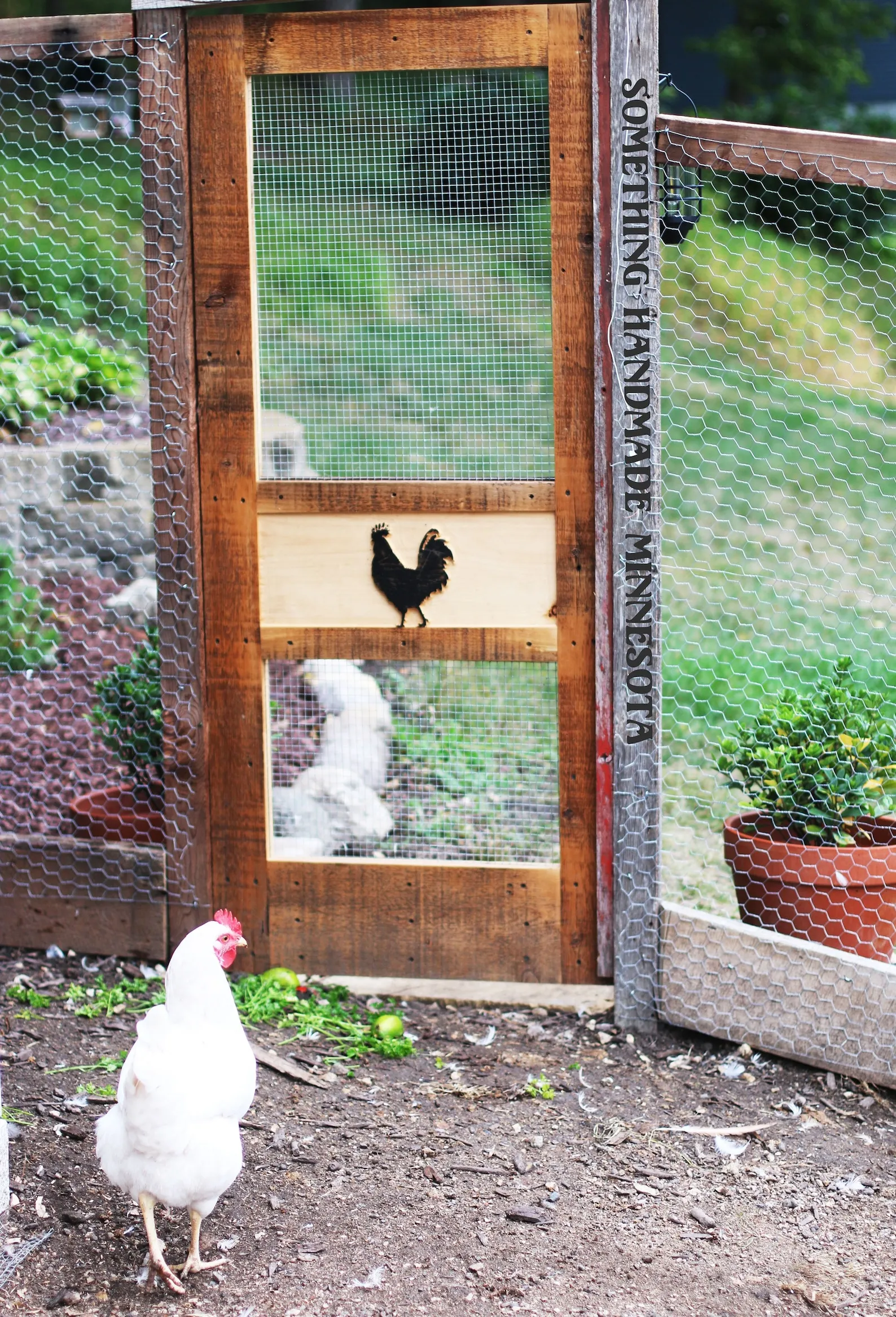 /img/54398-chicken-coop-landscaping.webp