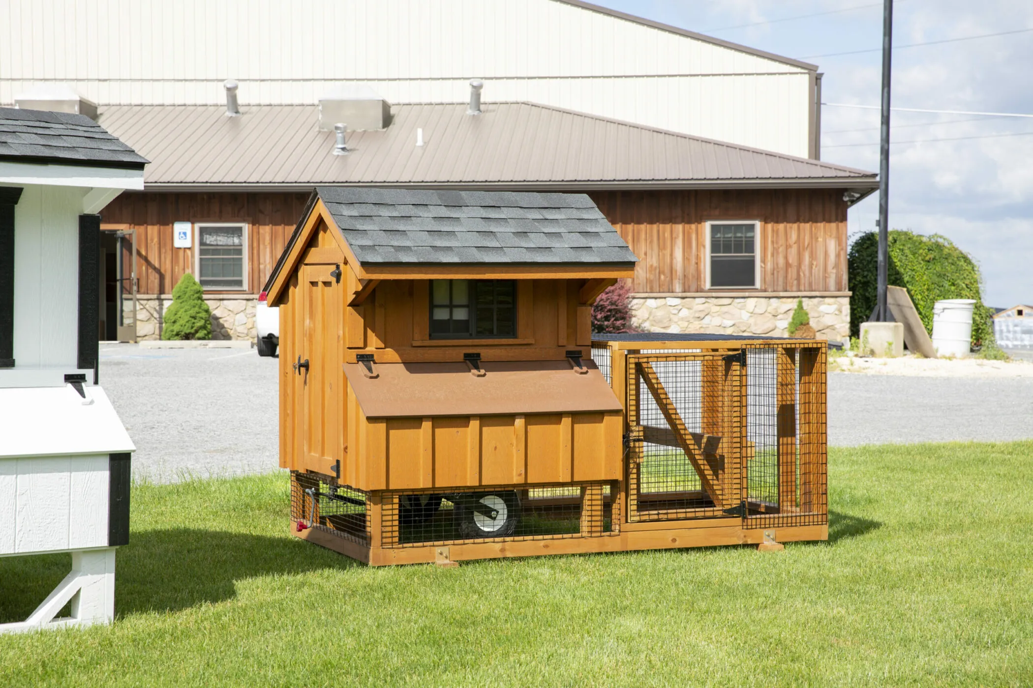 /img/54496-chicken-coop-tractor-maintenance.webp