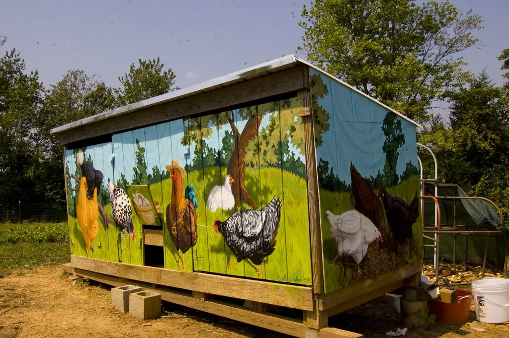 /img/54519-chicken-coop-painted-maintenance.webp