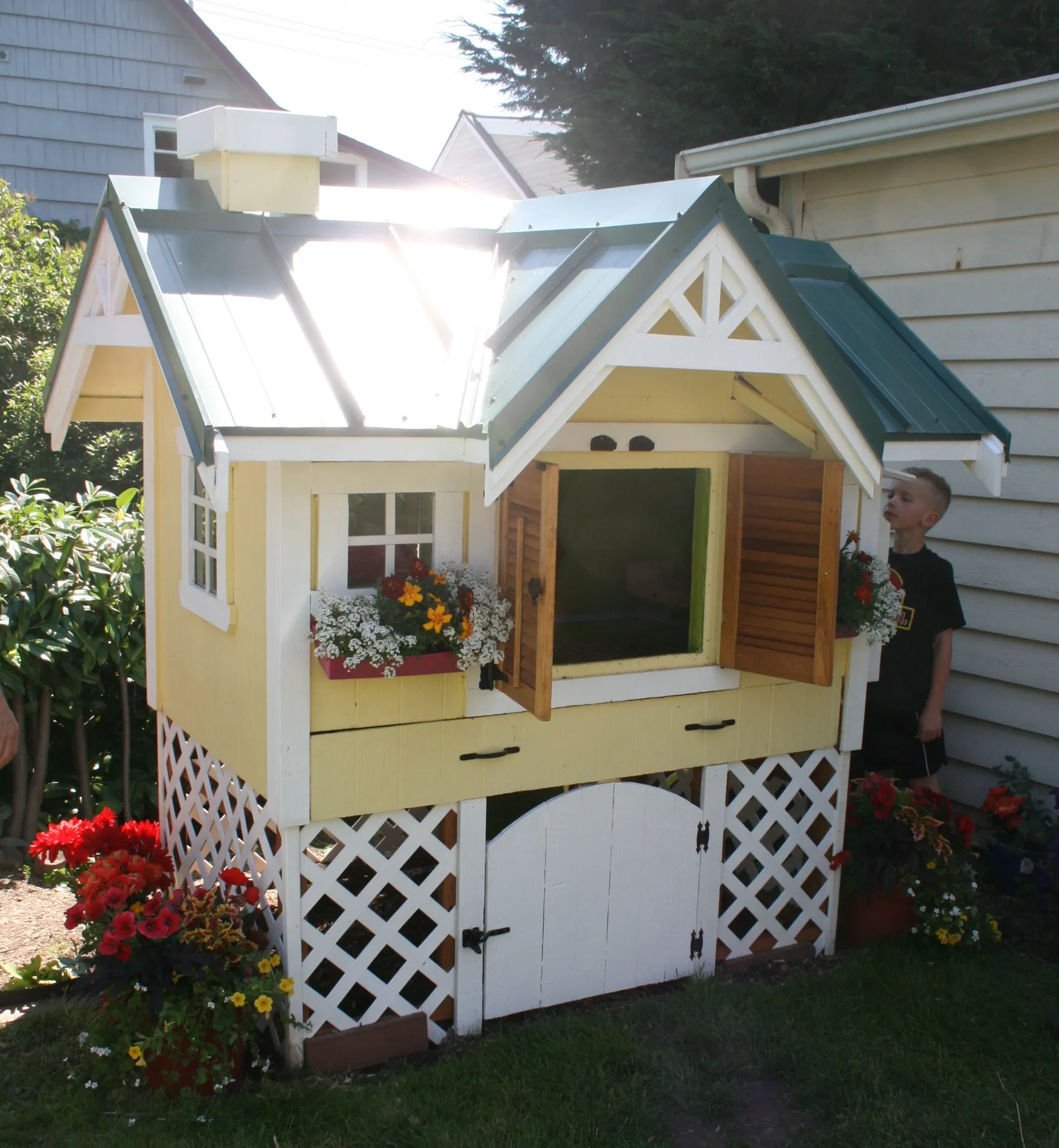 /img/54525-maintaining-painted-chicken-coop.webp